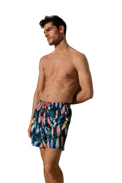 Εικόνα της Ysabel Mora μπλε εμπριμέ σορτς μαγιό.