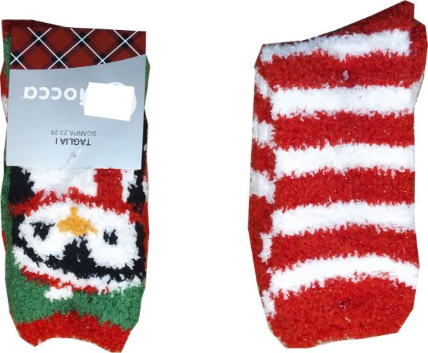 Εικόνα της 2 ΤΕΜΑΧΙΑ παιδικές χνουδωτές κάλτσες με σχέδια και πατουσάκια σιλικόνης από κάτω. Μια πράσινη με πιγκουίνο και μια ριγέ άσπρη/κόκκινη.(98%POLYESTER-2%ELASTANE)