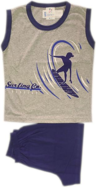 Εικόνα της Παιδική αγορίστικη πιτζάμα από 100% βαμβάκι. Γκρι αμάνικη μπλούζα με στάμπα. Μπλε σορτς.