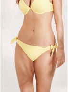 Εικόνα της Ysabel Mora κίτρινο μαγιό σλιπ με δεσίματα στο πλάι.