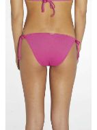 Εικόνα της Ysabel Mora φούξια με πλαϊνά δεσίματα και διακοσμητική δαντέλα.