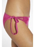 Εικόνα της Ysabel Mora φούξια με πλαϊνά δεσίματα και διακοσμητική δαντέλα.