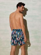 Εικόνα της Ysabel Mora μπλε εμπριμέ σορτς μαγιό.