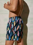 Εικόνα της Ysabel Mora μπλε εμπριμέ σορτς μαγιό.