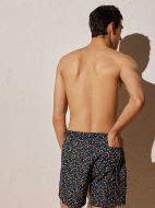 Εικόνα της Ysabel Mora μπλε φλοράλ ανδρικό μαγιό σορτς.