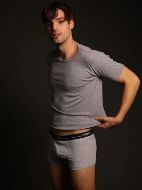 Εικόνα της IDER Γκρι ανδρική φανέλα λαιμόκοψη από 100% βαμβάκι με κοντό μανίκι, χωρίς πλαϊνές ραφές.