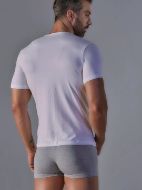 Εικόνα της 2 ΤΕΜΑΧΙΑ CuWrap λευκά φανελάκια με κοντό μανίκι και ανοιχτό λαιμό.