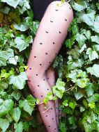 Εικόνα της Gabriella Emily μαύρο ψιλό καλσόν με σχέδιο καρδιές.