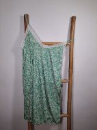 Εικόνα της Elite πράσινο εμπριμέ νυχτικό με ράντα.