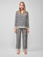 Εικόνα της Gisela Εμπριμέ Μαύρη/Εκρου Viscose Γυναικεία Κουμπωτή Πιτζάμα.