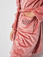 Εικόνα της Gisela βελούδινη σομόν σταυρωτή ρόμπα με ανάγλυφα αστέρια.