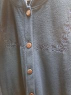 Εικόνα της Jeannette μπλε κουμπωτή φλις γυναικεία ρόμπα με κέντημα.