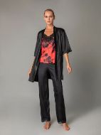 Εικόνα της Milena σατέν κόκκινη/μαύρη γυναικεία πιτζάμα φλοράλ, με λεπτομέρειες δαντέλας.