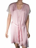 Εικόνα της Jeannette Γυναικεία σατέν σταυρωτή ρόμπα ροζ πουά με λεπτομέρειες λευκής δαντέλας.