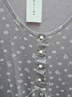 Εικόνα της Passion γκρι φλοράλ νυχτικό με ζαπονέ μανίκι και κουφόπιετα.