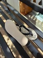 Εικόνα της Noidinotte εκρού/μαύρες γυναικείες σαγιονάρες.