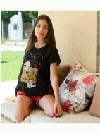 Εικόνα της Παιδική κοριτσίστικη πιτζάμα από 100% βαμβάκι. Μαύρη μπλούζα με κοντό μανίκι και στάμπα. Κόκκινο σορτς.